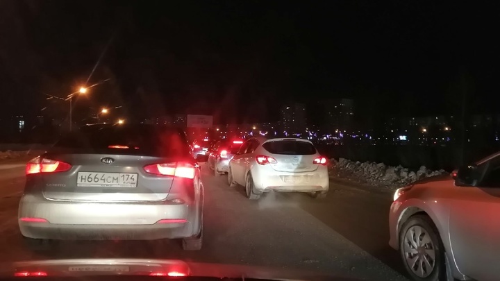 В субботу вечером Челябинск встал в пробки, такси подорожало в 3 раза