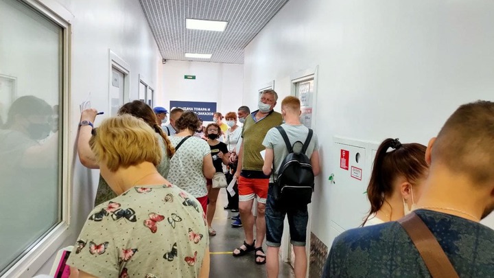 30 доз на всю очередь: пункты вакцинации от COVID в Петербурге не справляются с потоком желающих