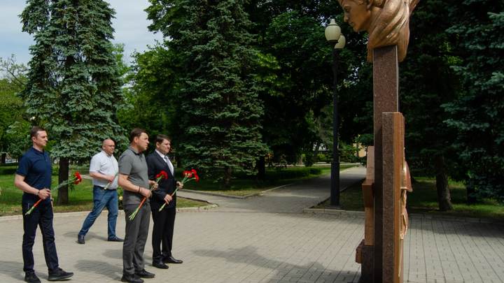 Свердловский губернатор приехал в донбасский город, переживший бомбежки