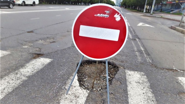 В Кемерове дорожники внезапно запретили проезд по проспекту Ленина