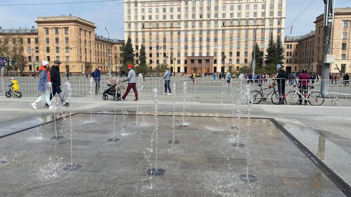 В Челябинске включили два пешеходных фонтана