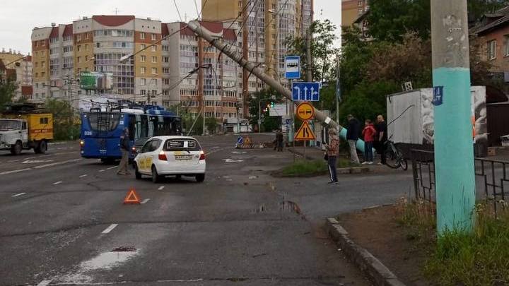 В Чите остановили троллейбусы до депо из-за опасно повисшего на проводах столба