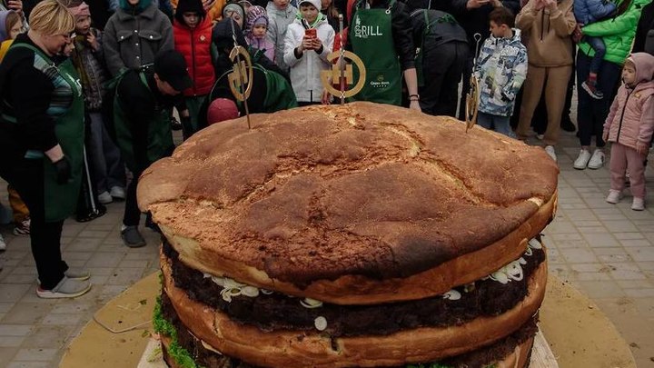 Бургер весом в 759 кг: рекордсмена приготовили повара из Анапы