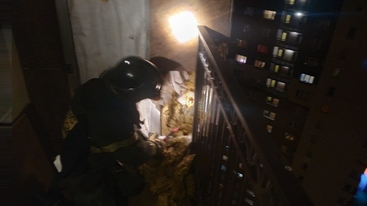 В высотке Петербурга загорелся утеплитель фасада, пожарные тушили огонь четыре часа