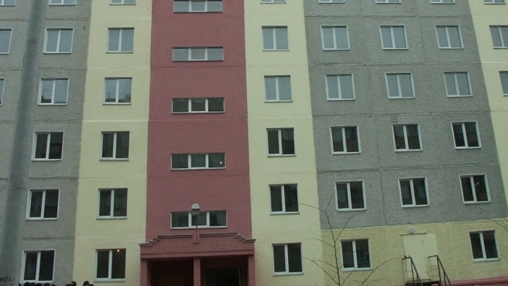В Ростове-на-Дону 35-летняя женщина выпала из окна пятого этажа в многоэтажке на Северном