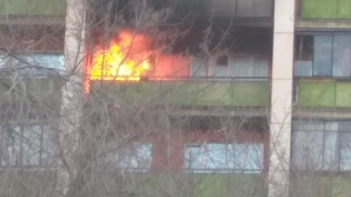 Кинул бычок на балкон к соседям: в Магнитогорске на пожаре эвакуировали 24 человека