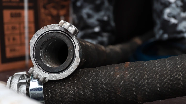 Взрыв на химическом заводе в Испании: Токсиное облако накрыло целый город, жители сидят по домам