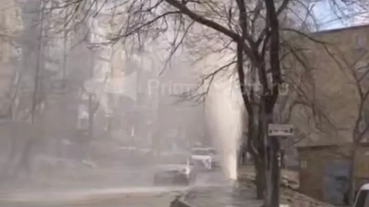 Во Владивостоке забил фонтан горячей воды высотой с пятиэтажку: видео