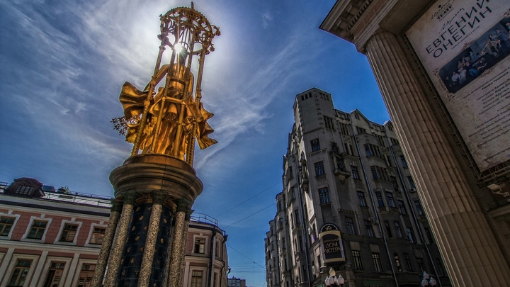 В Москве ещё один мужчина упал со скульптуры Принцессы Турандот