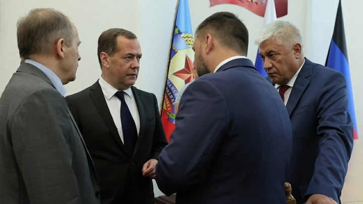 Медведев обратился к европейцам из-за санкций против России: Призовите своих недоумков к ответу