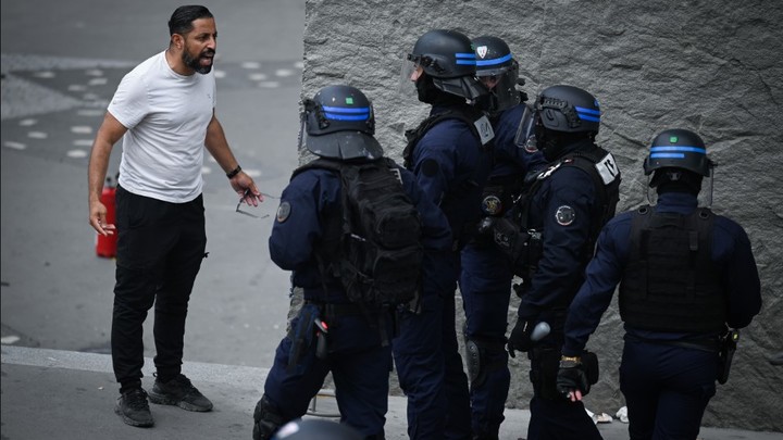 Беспорядки во Франции: Полицейский извинился перед семьёй жертвы. Не помогло