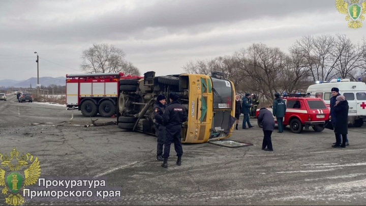 Школьный автобус перевернулся в Приморье, внутри находились 22 человека