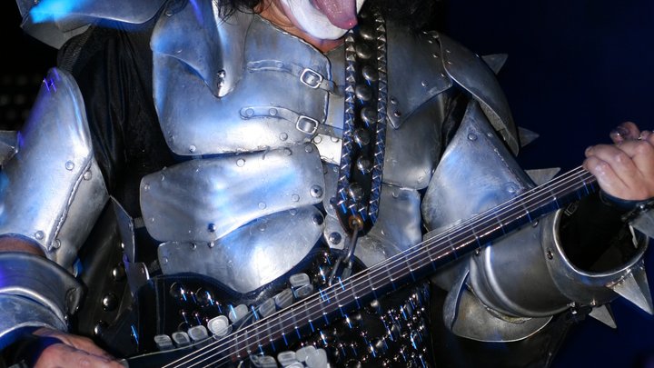 Группа Kiss завершила свою 50-летнюю карьеру виртуальными копиями и легендарным хитом