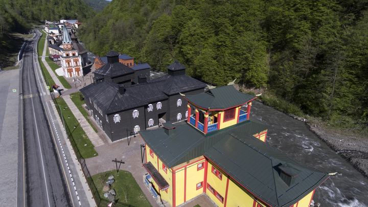 В Сочи на Розе Хутор обрушилась крыша отеля