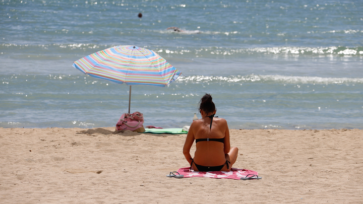 Мясников развеял популярный миф о связи загара и витамина D