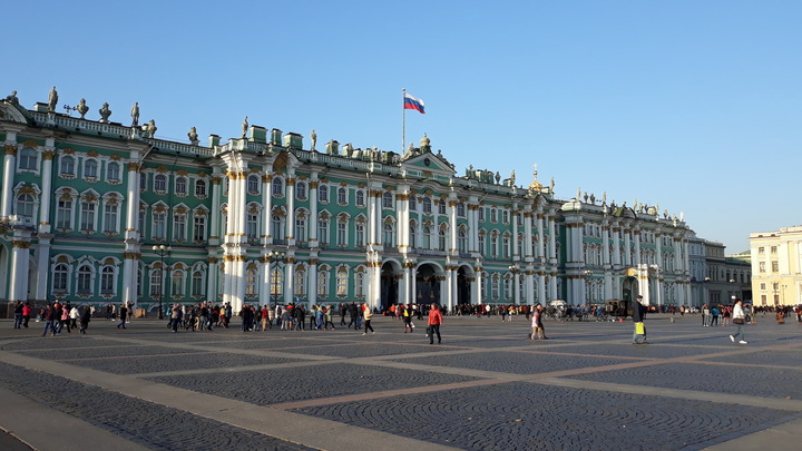 А Бармалея можно?: В центре Петербурга толпа людей впала в детство - видео