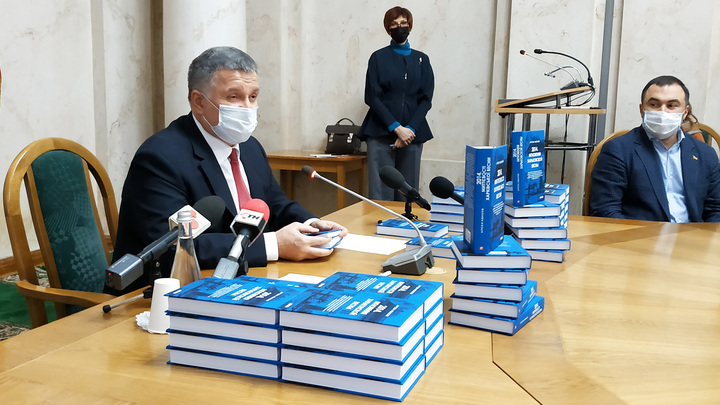 С Россией трудно воевать по-украински: Националист Аваков призвал разбанить русский язык