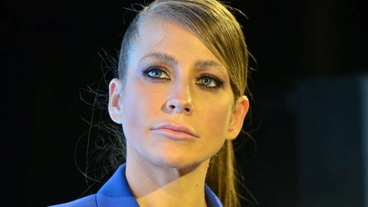 Обессиленная Юлия Барановская упала на дороге в центре Москвы