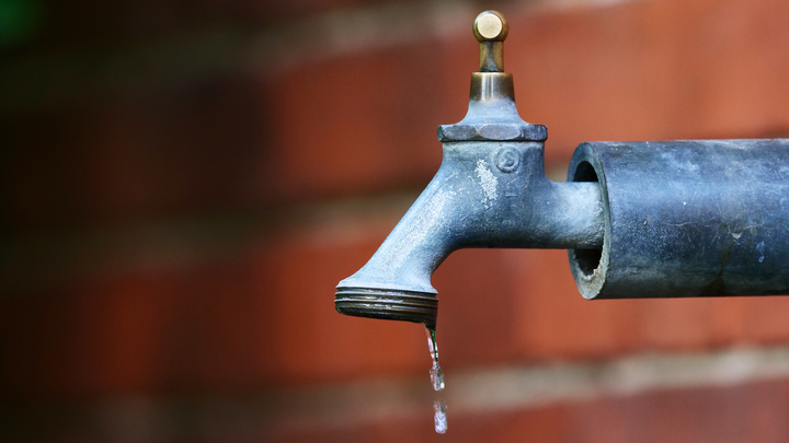 В Славянске-на-Кубани часть жителей осталась без воды из-за прорыва трубы