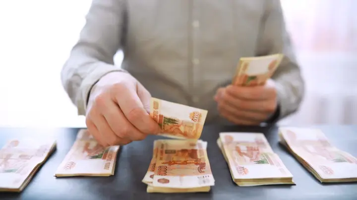 Инвестстратег Бахтин прогнозирует курс доллара ниже 77 рублей