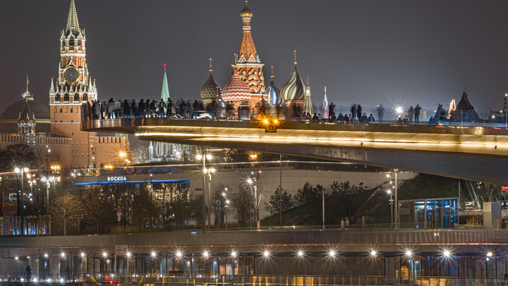Прыжок с видом на Кремль: Спасатели выехали к Парящему мосту в Зарядье