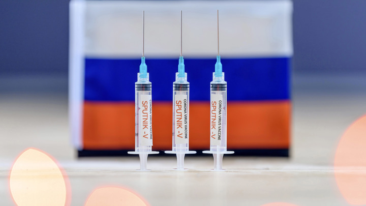 Негодяи и предатели Родины: Авторов вброса об опасности русских вакцин сравнили с убийцами