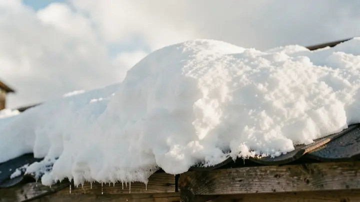 Очистка крыши от снега обернулась отравления угарным газом жительницы Люберец