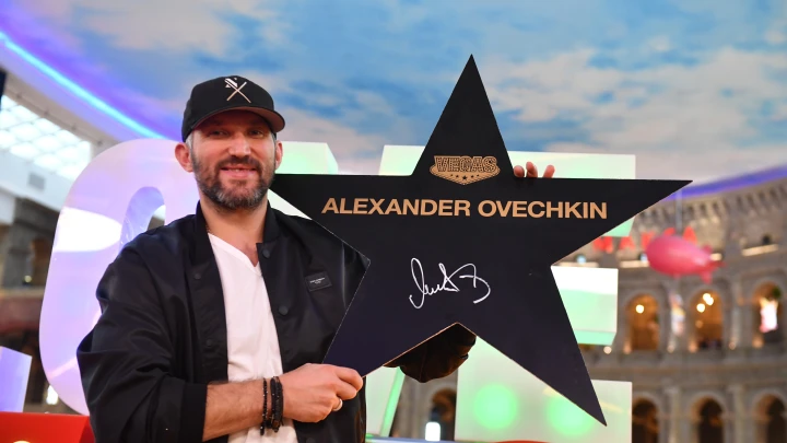 За 895-ю шайбу Овечкину подарили козлёнка, телёнка, картину и украшение. А что вручат за 900-ю?