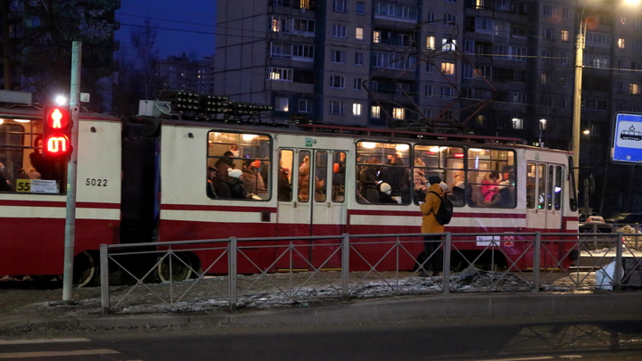 В Петербурге сошёл с рельсов бесплатный трамвай, который заменял закрытую Ладожскую