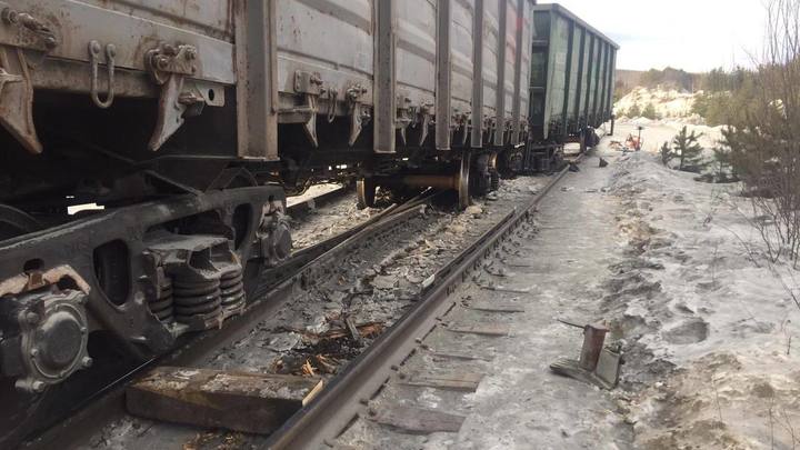 На севере Свердловской области с рельсов сошли два гружёных вагона