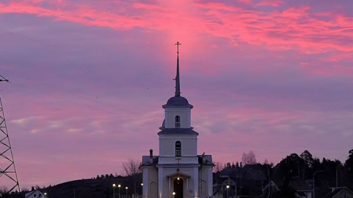 «Божественное» свечение над храмом заметил фотограф в Пасху