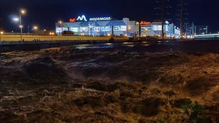 За час выпала почти месячная норма осадков: В Сочи начали ликвидировать последствия потопа