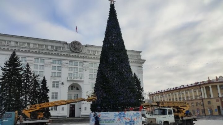 В Кемерове завершилась сборка ветвей новогодней ели на площади Советов