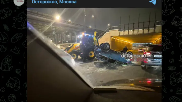 Час в пробочном плену: трактор и легковушка устроили ДТП с перевертышем на ТТК