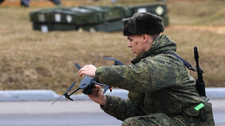 Лучше я один: русский боец спас товарищей, поймав дрон ВСУ голыми руками — видео