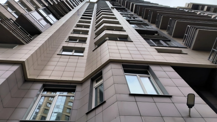 В Новосибирске маленькая девочка выпала из окна с седьмого этажа
