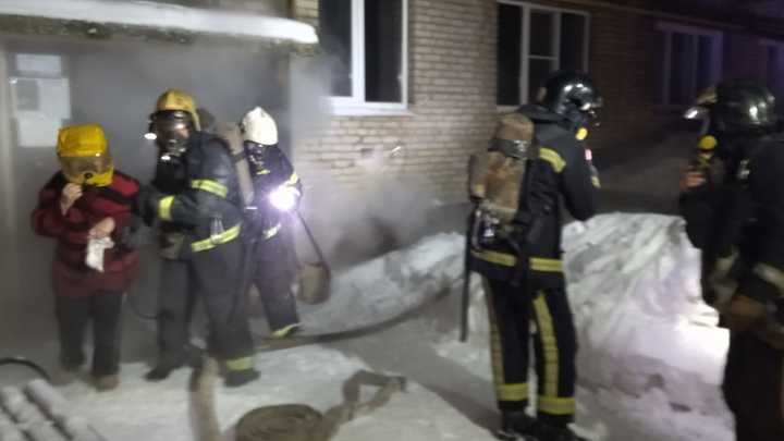В Александрове пожарные спасли 12 человек из пятиэтажки, где загорелись деревянные сараи в подвале