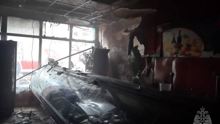 В Вичуге сгорел примыкавший в пятиэтажке продуктовый магазин