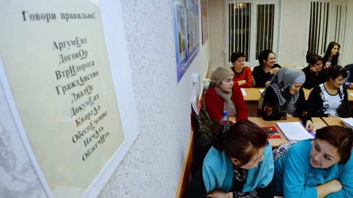 Скандал с экзаменом по русскому языку для мигрантов завершился громким увольнением. Кто на очереди?