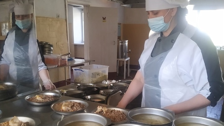 Вкусно - и точка! Читинский военкомат рассказал, чем кормят призывников