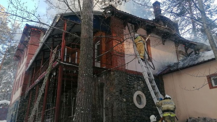 В Чемальском районе Республики Алтай сгорела турбаза Троя