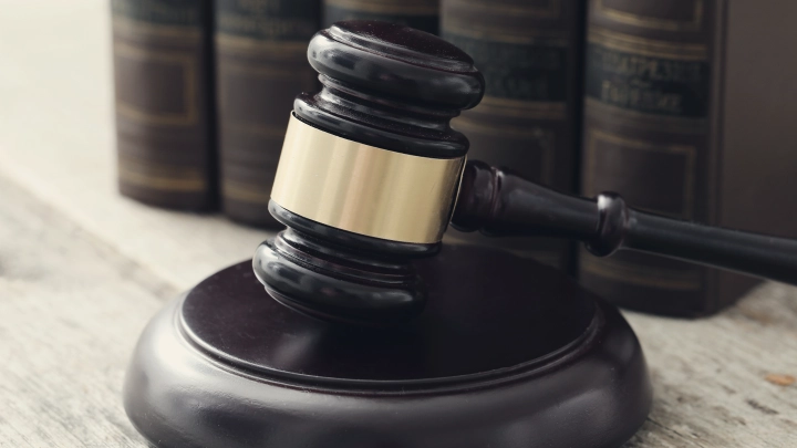 Можно тогда вот так: Английский суд поставил точку в споре о московских рынках. Рогачёв проиграл конфликт