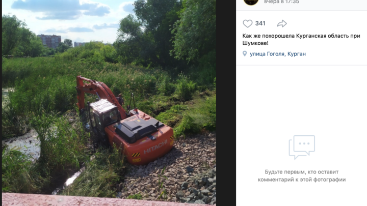 В Кургане в реку Битевка упал экскаватор