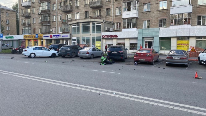 Мотоцикл и иномарка не поделили проспект Маркса в Новосибирске
