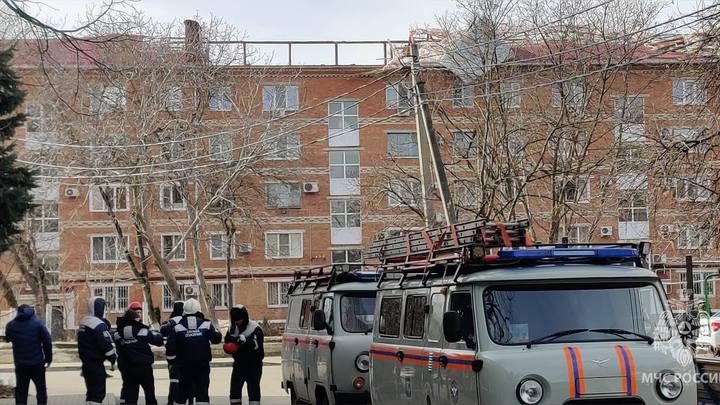 Жители дома в Курганинске, с которого ветром сорвало крышу, отказались от расселения