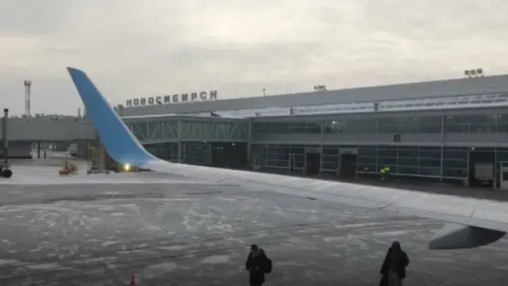 Двое опоздавших на рейс пассажиров сломали дверь терминала в Толмачёво и выскочили на перрон