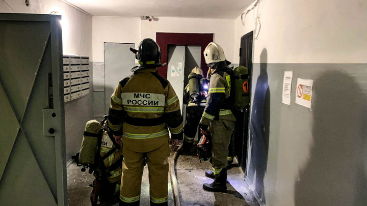 Пожарные эвакуировали 10 человек из-за возгорания пятиэтажки в Краснокаменске