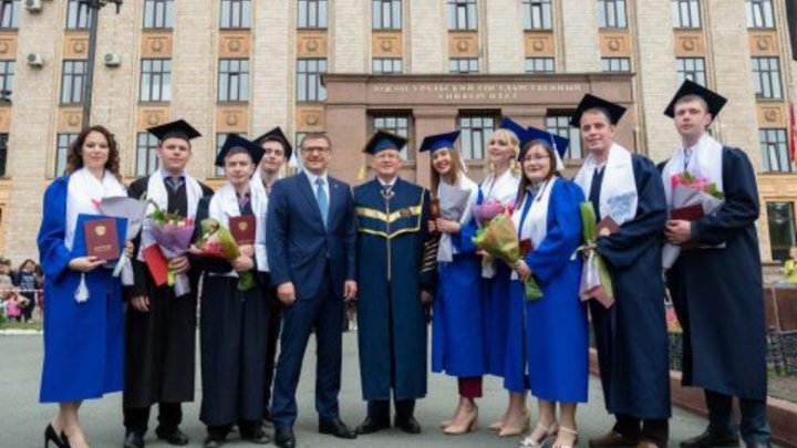 В ЮУрГУ сегодня проходит выпускной с тремя фотозонами