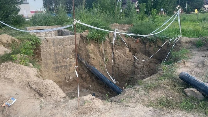 Мягких облачков тебе, малыш: На месте гибели мальчика в коллекторе оставляют игрушки