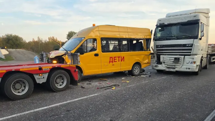 В Приморье шесть детей пострадали в ДТП c автобусом и большегрузами